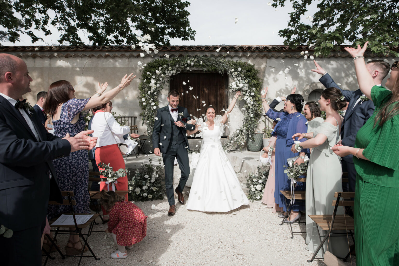 mariés, cérémonie, lancé, pétales, robe blanche, mariage, couple, cérémonie laïque