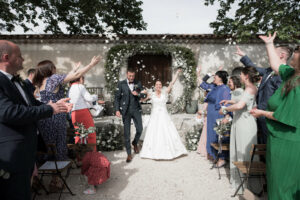 mariés, cérémonie, lancé, pétales, robe blanche, mariage, couple, cérémonie laïque