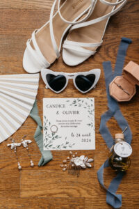 Flat lay, lunettes, faire-part, bijoux, accessoires mariée, eventail, alliances, cadeau invité, maine et loire