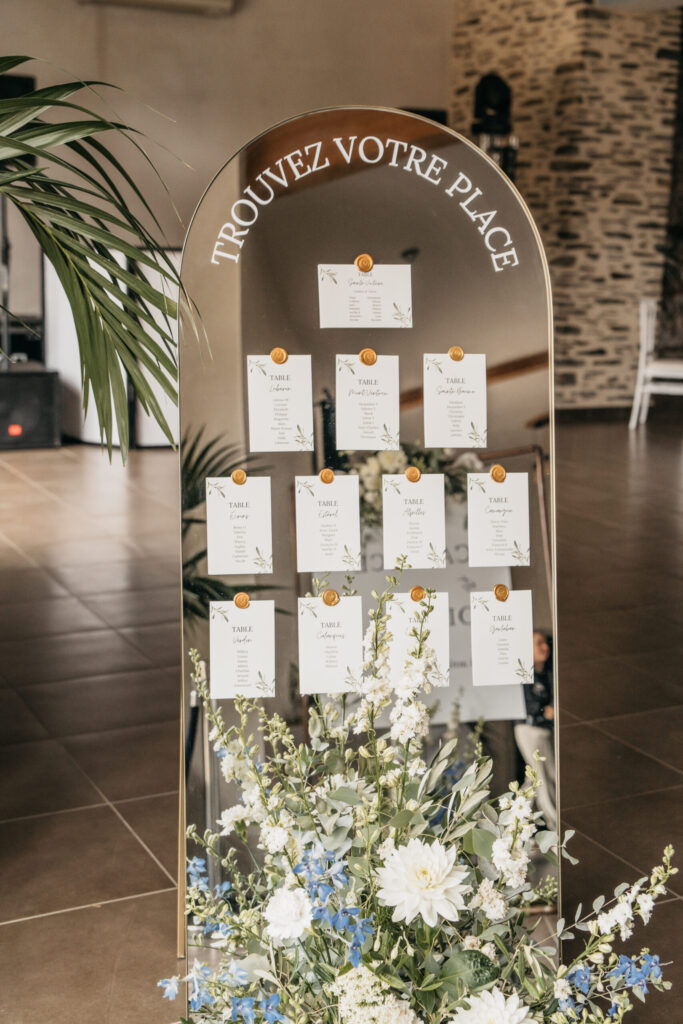 panneau de bienvenue, miroir, miroir plan de table, plan de table, fleurs, bleu, blanc, maine et loire