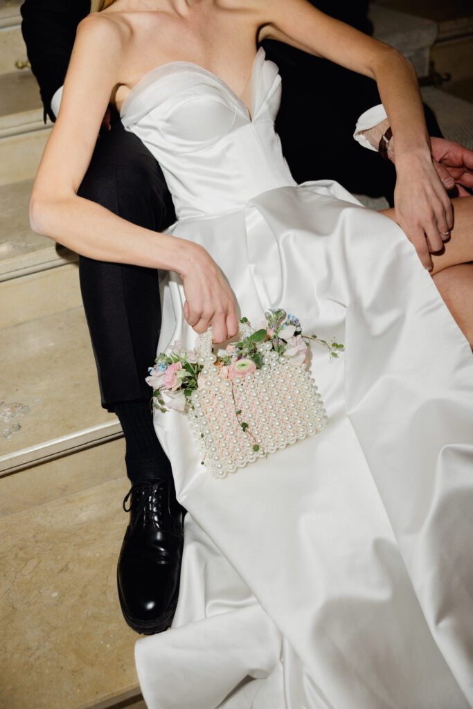 Bouquet en sac, bride, mariée, marié, costume noire, robe bustier