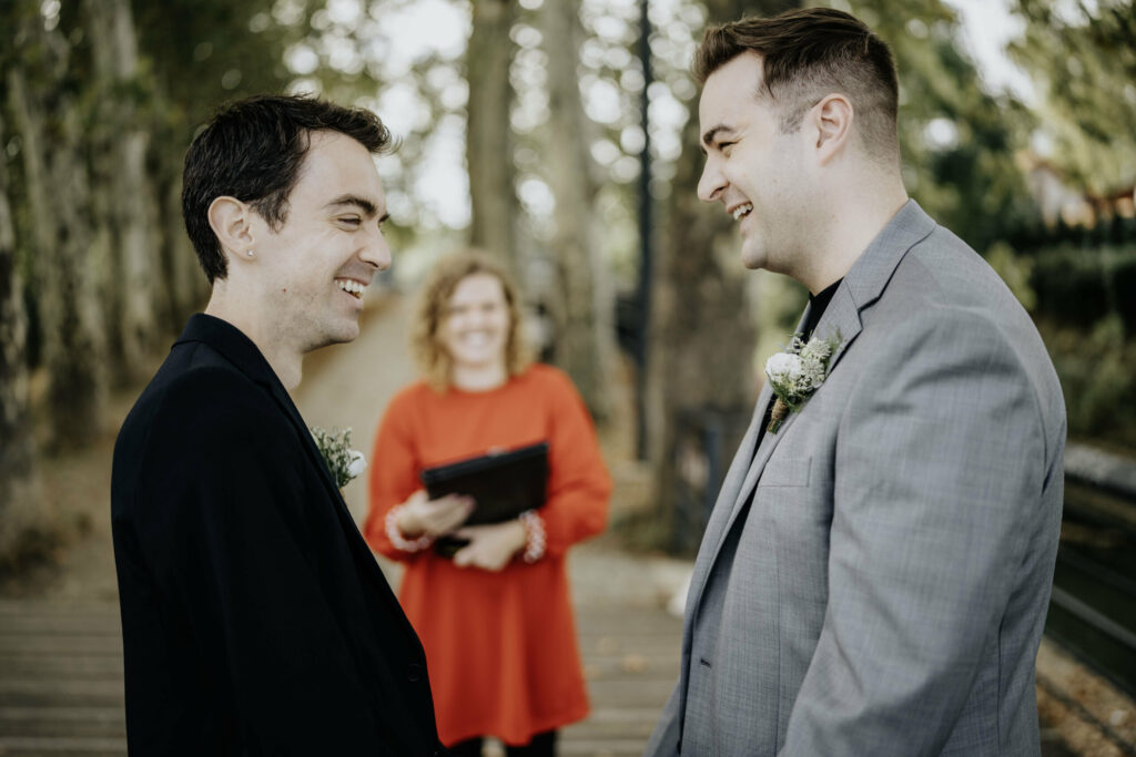 ceremonie, ceremonie laique, lgbt, boutonnière, elopement, d day girl, robe rouge, toulouse, costume gris