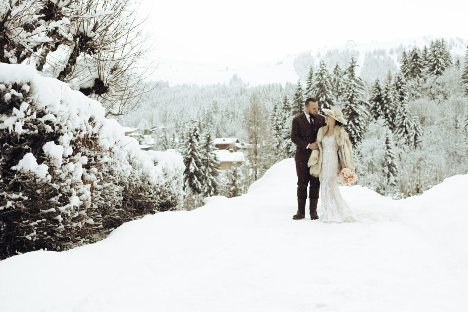 Mariage neige mariée marié robe en dentelle costume marron chapeau de mariée neige snow winter