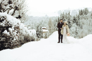 Mariage neige mariée marié robe en dentelle costume marron chapeau de mariée neige snow winter