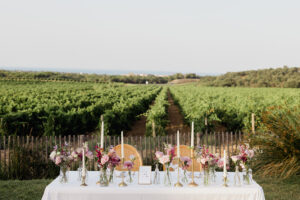 Mariage, tables, dîner de mariage, dîner en extérieur, tables de mariage, réception mariage, chaises, décoration, table d'honneur