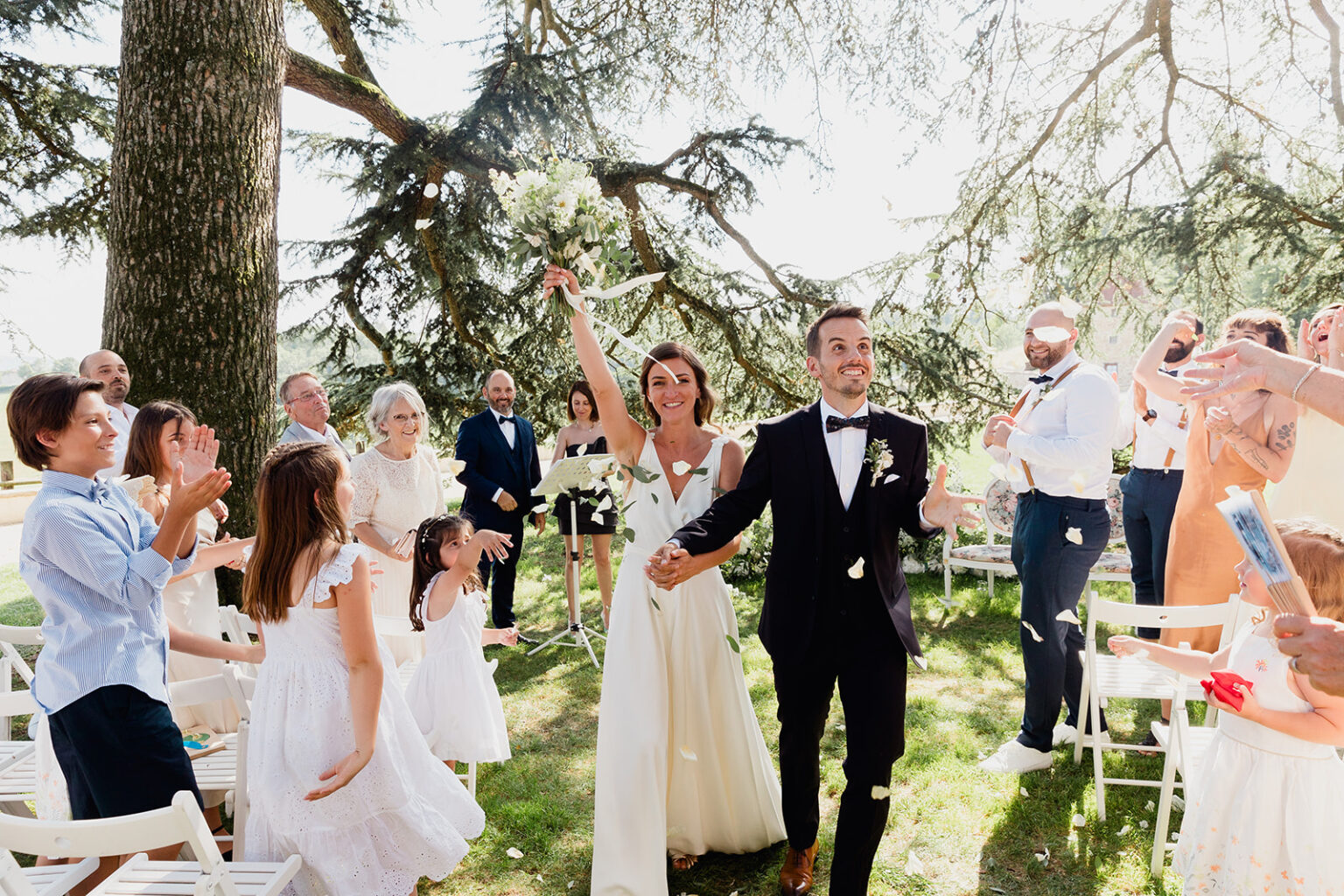 Cérémonie en extérieur mariage nature célébration mariés famille chaleureux convivial festif ensoleillé