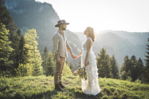 Cérémonie nature mariage nature elopement mariés bouquet orange foret sapin montagne shooting, mariage à Charlevoix