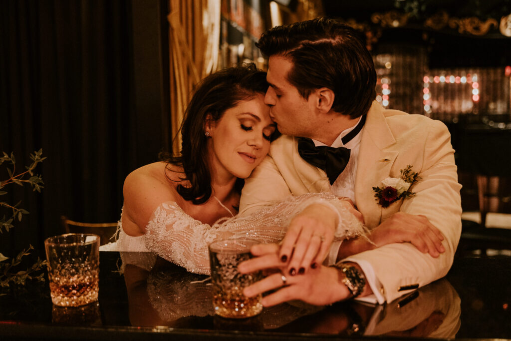 Couple de mariés dans un speakeasy lumières tamisées mariage au Canada Montréal mariage intime micro-wedding