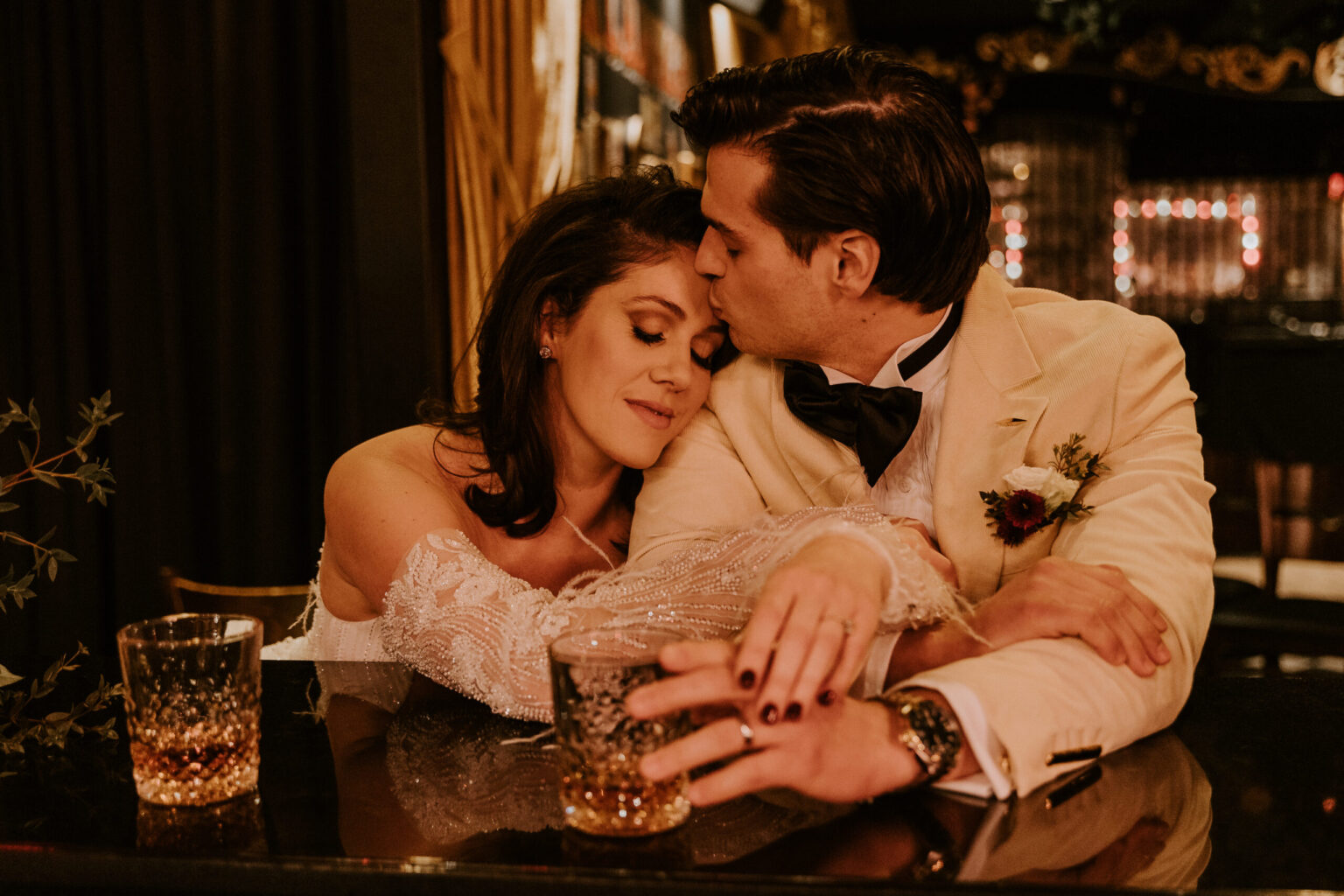 Couple de mariés dans un speakeasy lumières tamisées mariage au Canada Montréal mariage intime micro-wedding