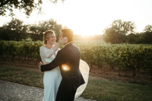 Mariés devant les vignes photo de couple moment à deux