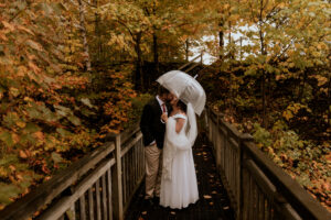 mariage automne pluie parapluie couple mariage au canada Québec, mariage de rêve dans les Laurentides
