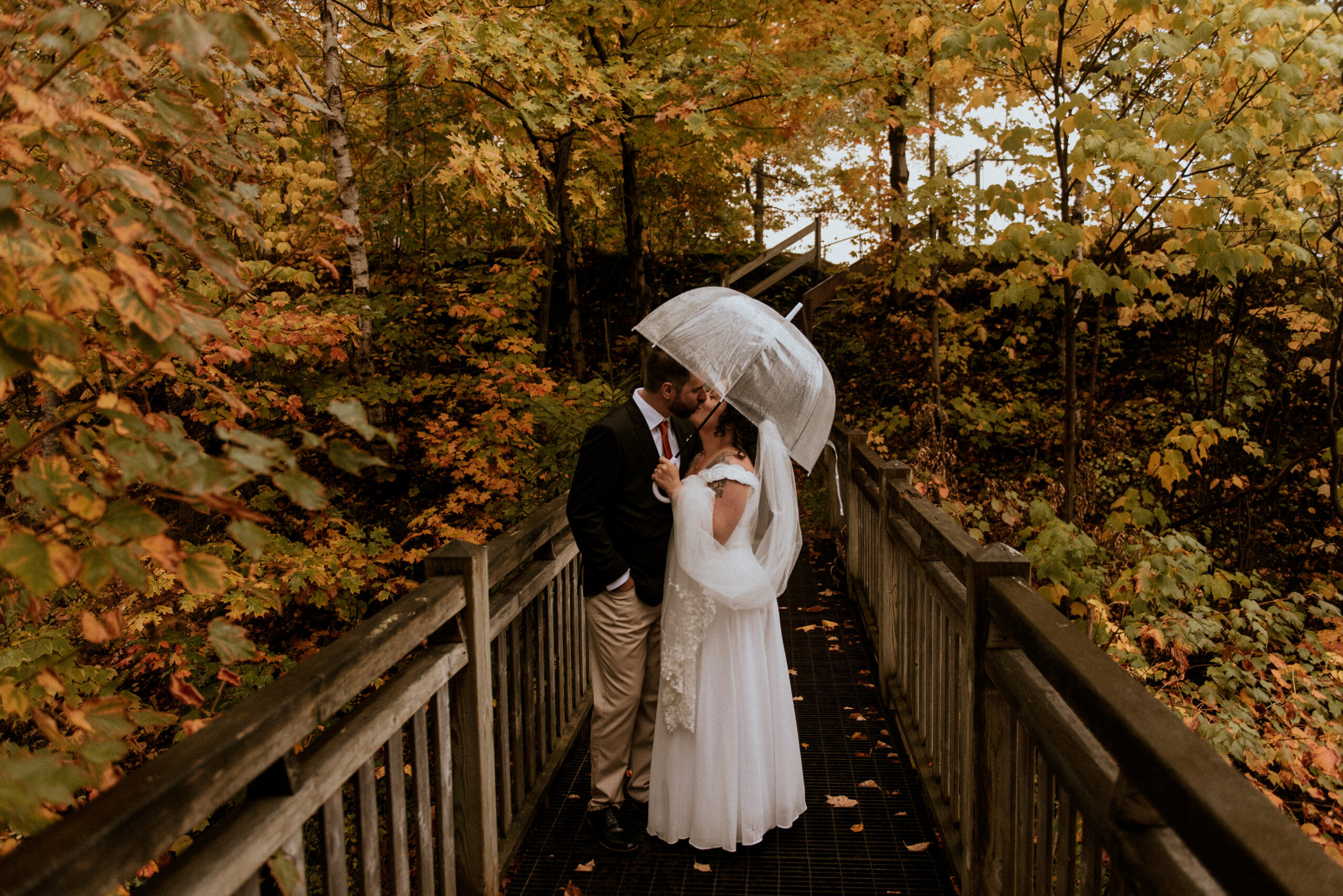 mariage automne pluie parapluie couple mariage au canada Québec, mariage de rêve dans les Laurentides