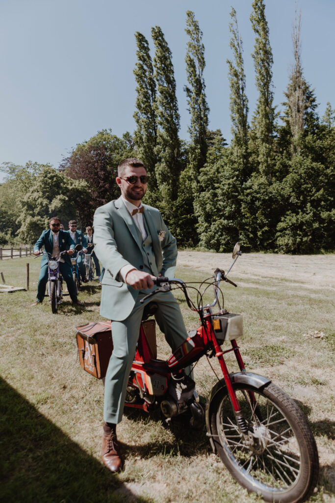 Mariage eco responsable marié vélo costume bleu vert