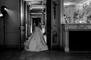 Mariée de dos château intérieur cheminée, princesse enchantée, Une ambiance féerique