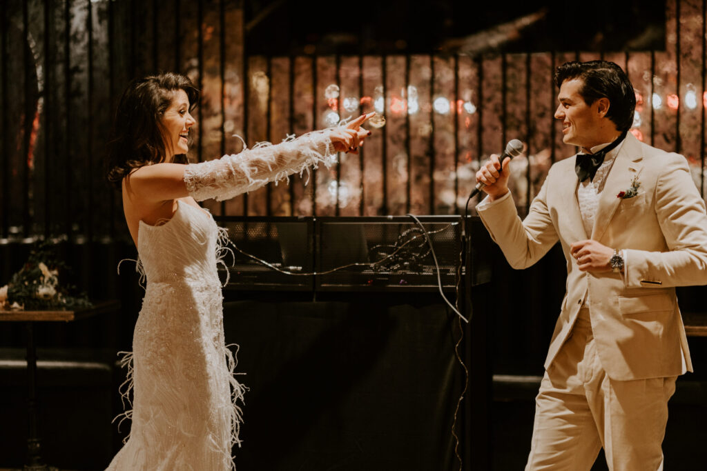 Couple de mariés dans un speakeasy danse et chante lumières tamisées mariage au Canada Montréal mariage intime micro-wedding