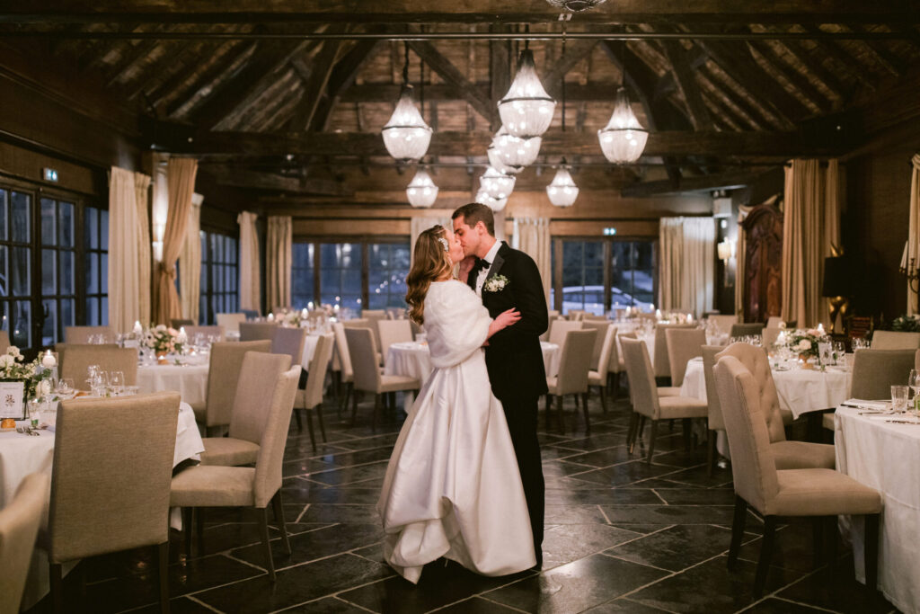 Mariage d'hiver couple découverte salle de réception duo moment intime