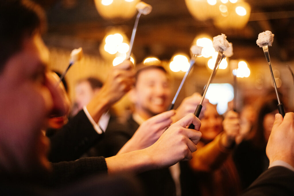 Mariage d'hiver, repas atypique , diner de mariage fondue, organisatrice de mariage, chamallow