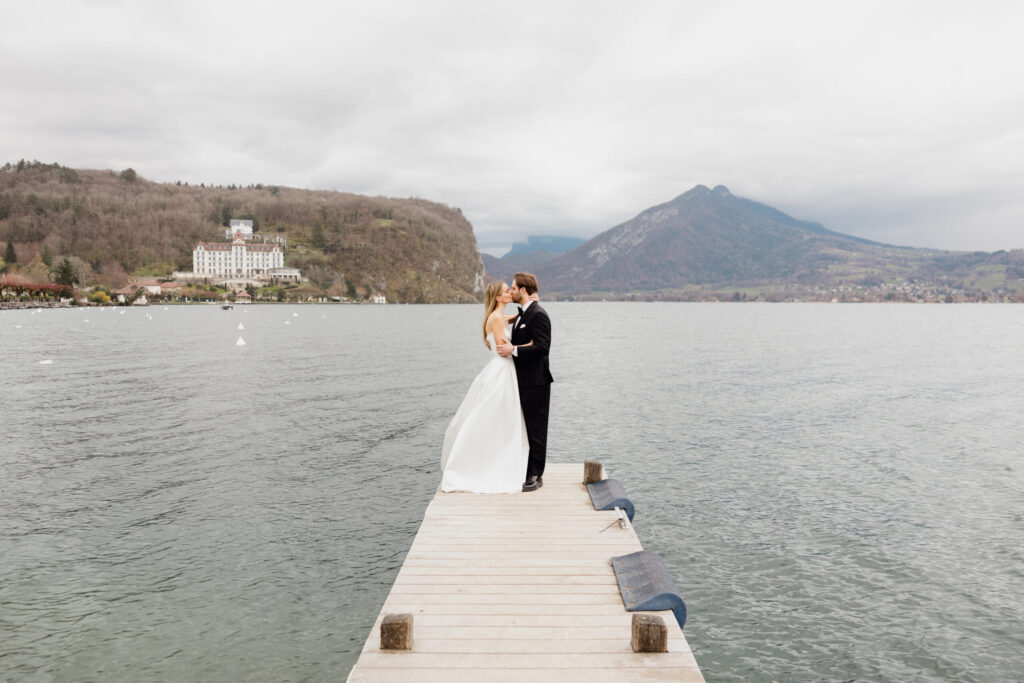 Séance couple mariage au bord de l'eau lac Palace Menton mariés chic élégant panorama vue sur lac