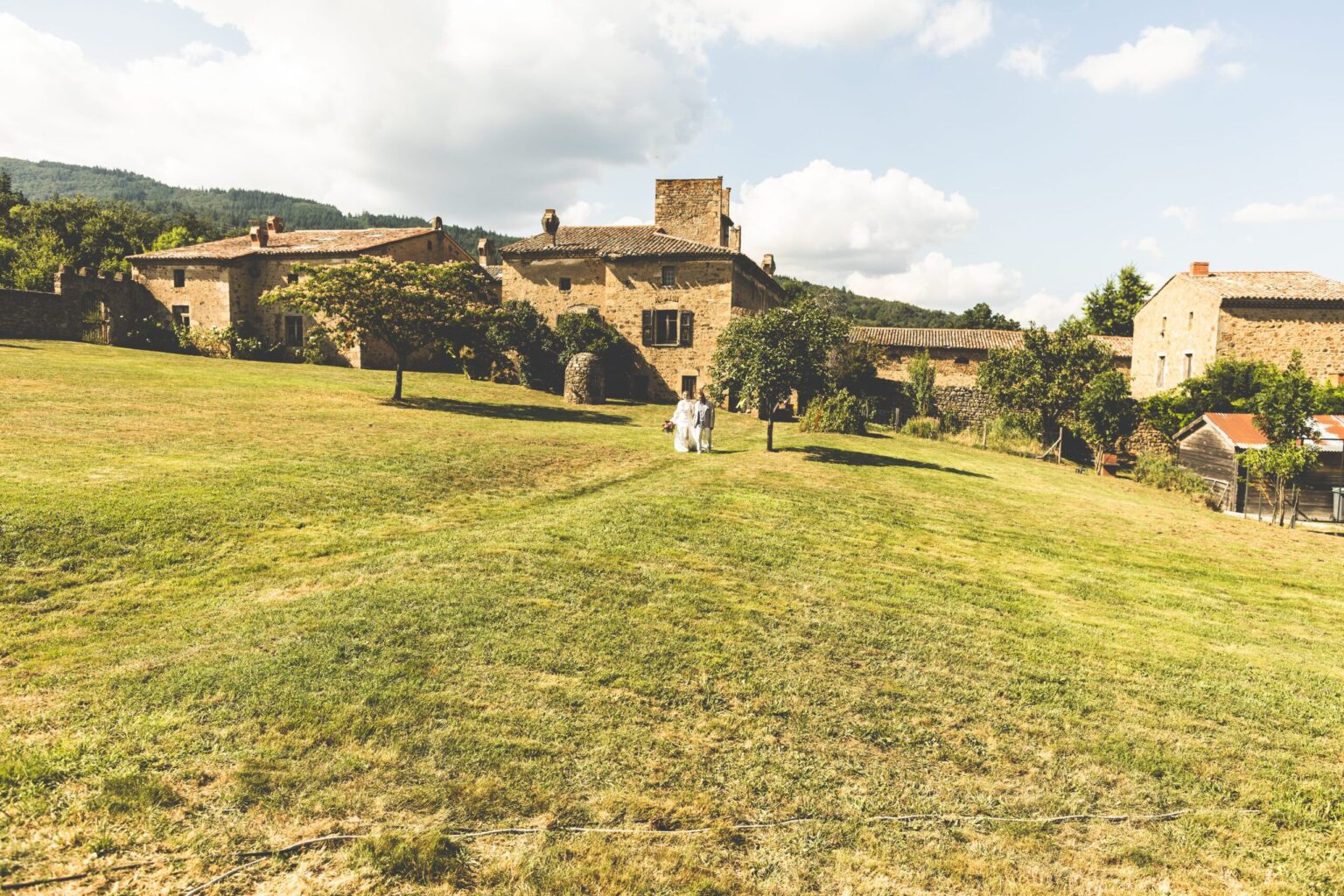 Entrée mariée cérémonie au bras de son père, Mariage en plein air