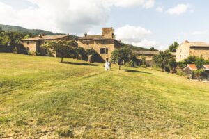 Entrée mariée cérémonie au bras de son père, Mariage en plein air