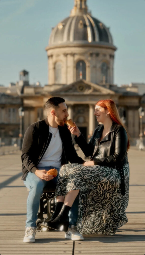 séance engagement, paris, shooting photo, ville de l'amour, couple futur mariés entrain de manger un croissant et pain au chocolat sur un banc
