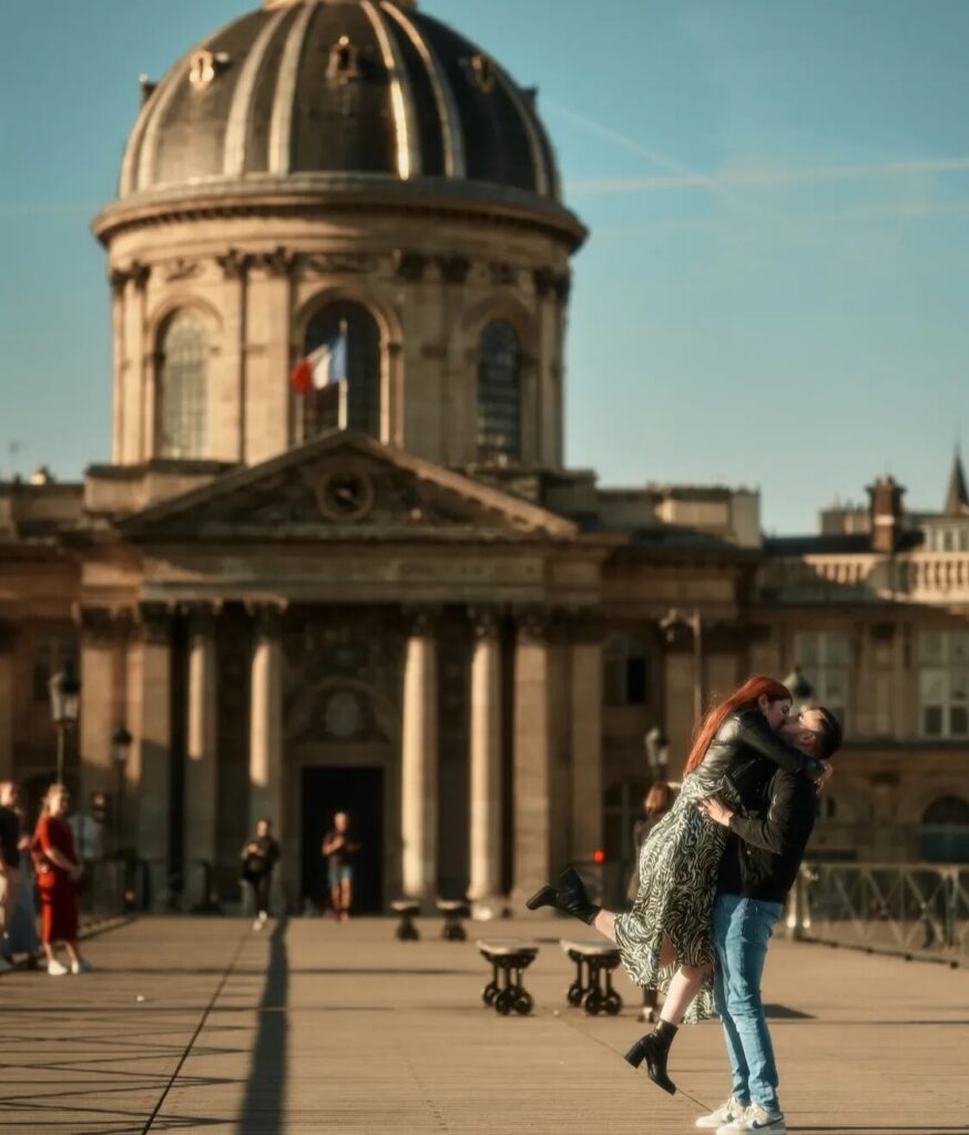 amoureux s’enlaçant , shooting photo, séance d'engagement, paris ville de l'amour, séance couple,