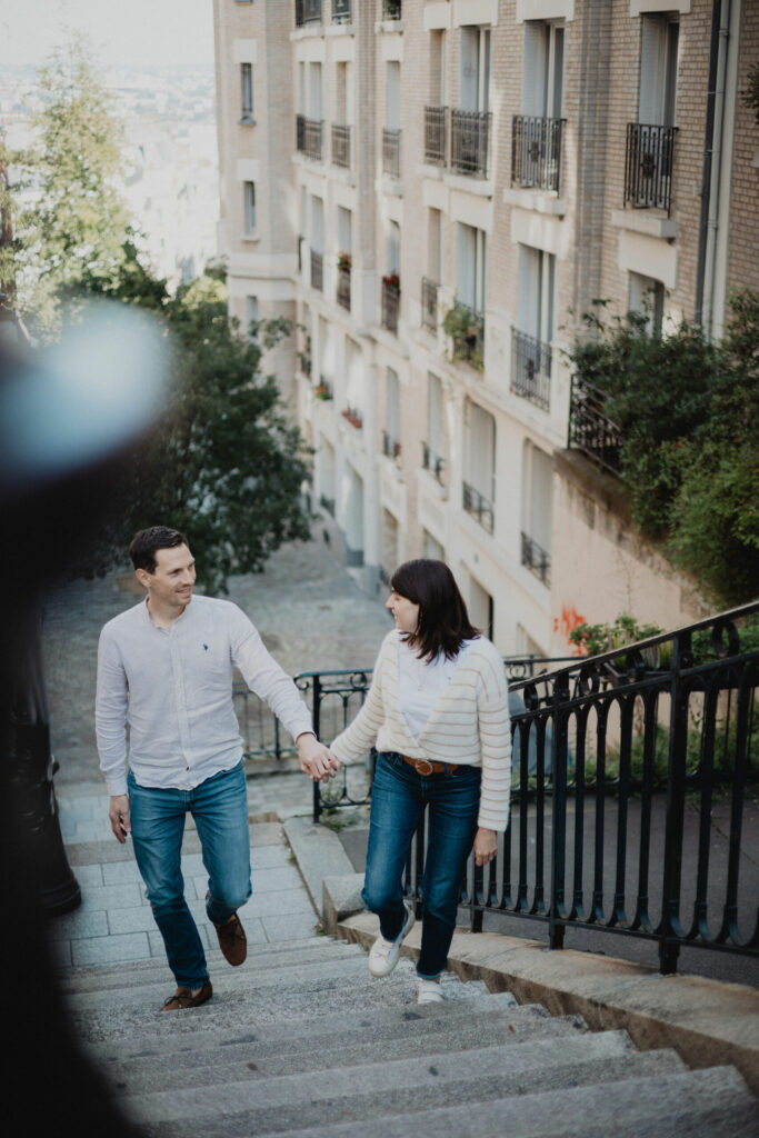 seance engagement paris, ville de l'amour, shooting photo paris, couple dans les marches, seance couple, shooting photo