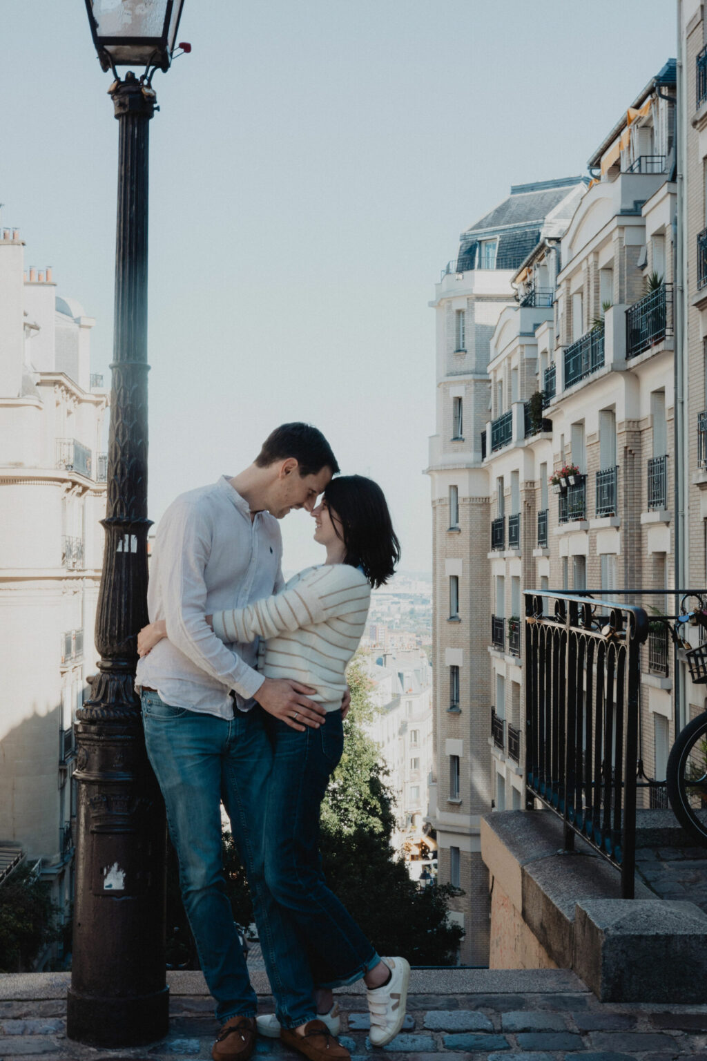 shooting photo paris, lampadaire, futur mariés, paris , ville de l'amour , montmartre, seance engagement, seance couple