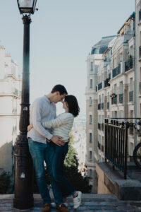 shooting photo paris, lampadaire, futur mariés, paris , ville de l'amour , montmartre, seance engagement, seance couple