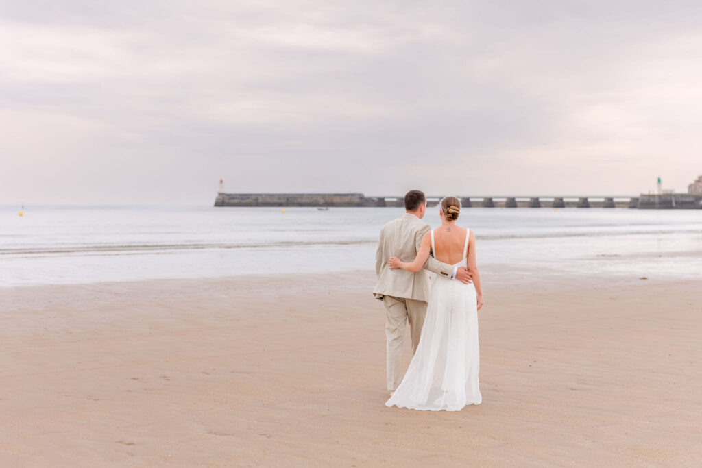 Marié à la plage mariée costume de marié robe de mariée