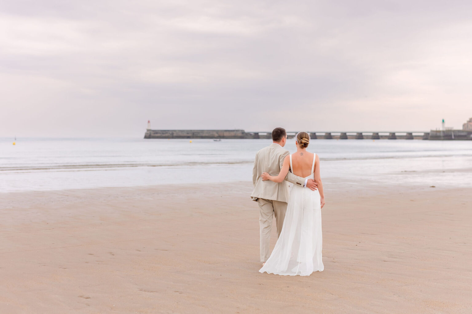 Marié à la plage mariée costume de marié robe de mariée