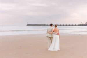 Marié à la plage mariée costume de marié robe de mariée