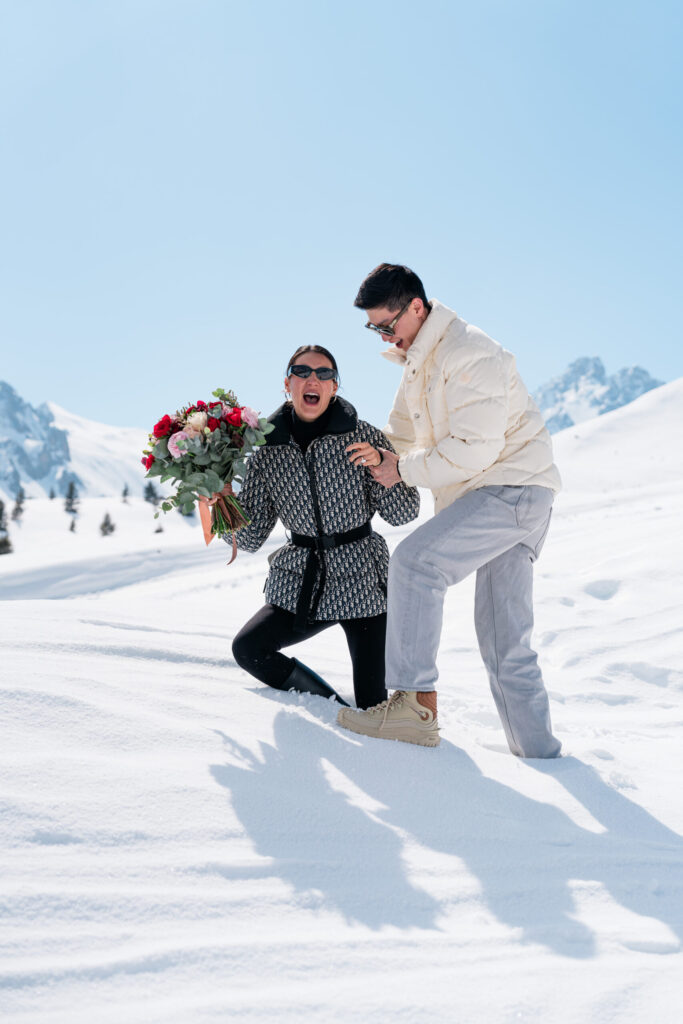 Proposal planner snow mountain proposal demande en mariage dior chanel bague Demande en mariage hivernale au sommet du Mont‑Tremblant