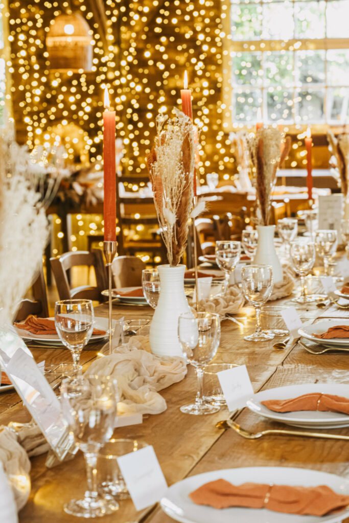 decoration de table, terracota, table en bois, champetre, fleurs sechées, decoration, bougies, lumière,