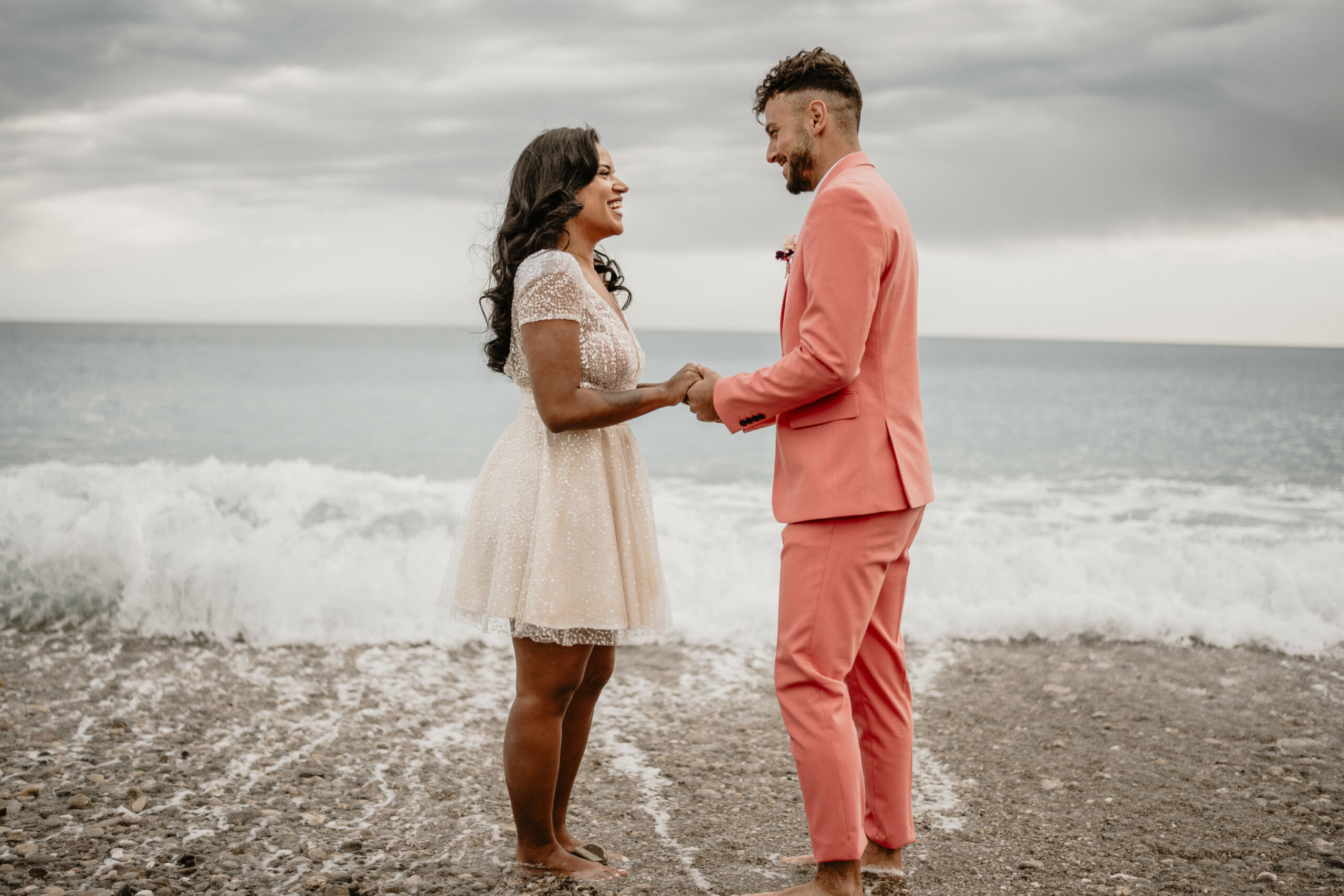 smoking coloré mer pieds nus