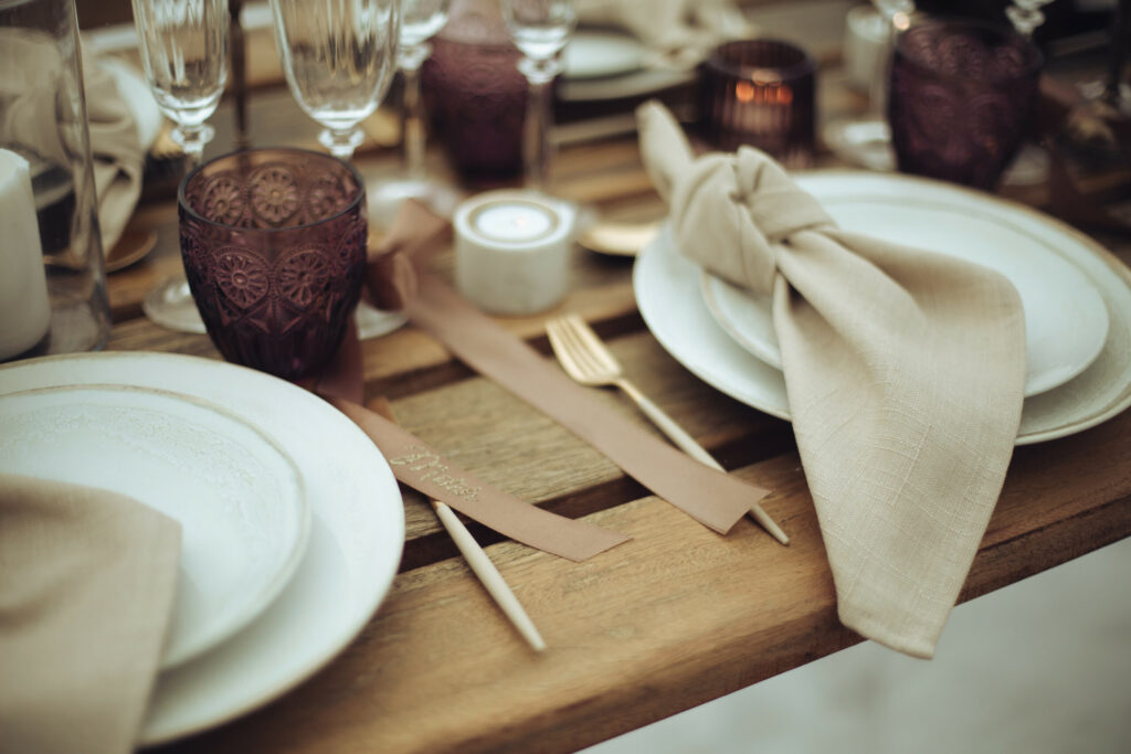 art de la table table en bois violet rose
