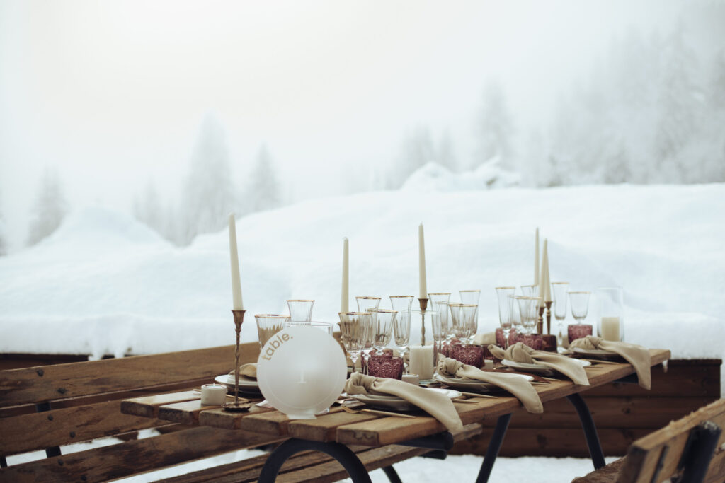 art de la table table en bois violet rose neige banc