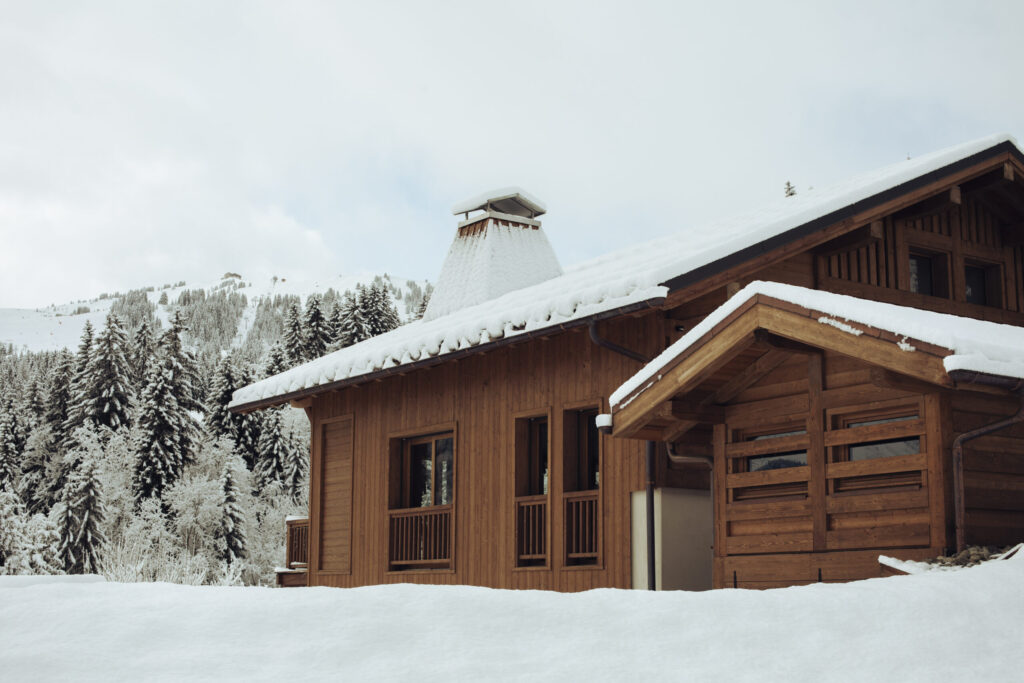 chalet sous la neige