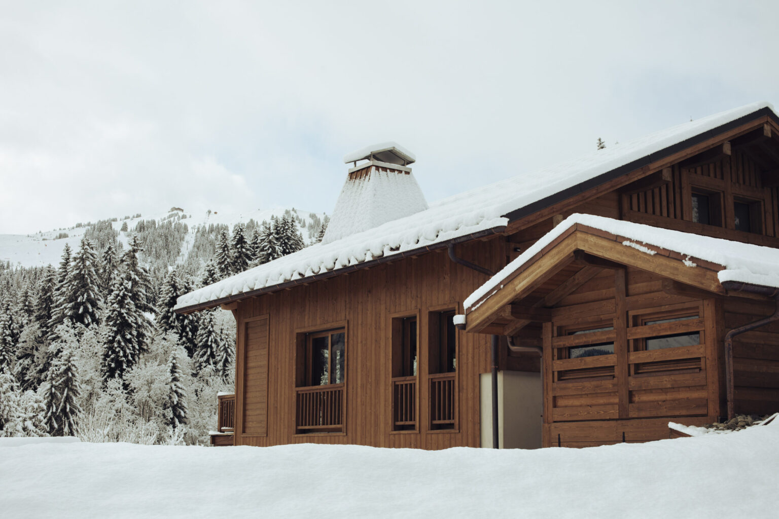 chalet sous la neige
