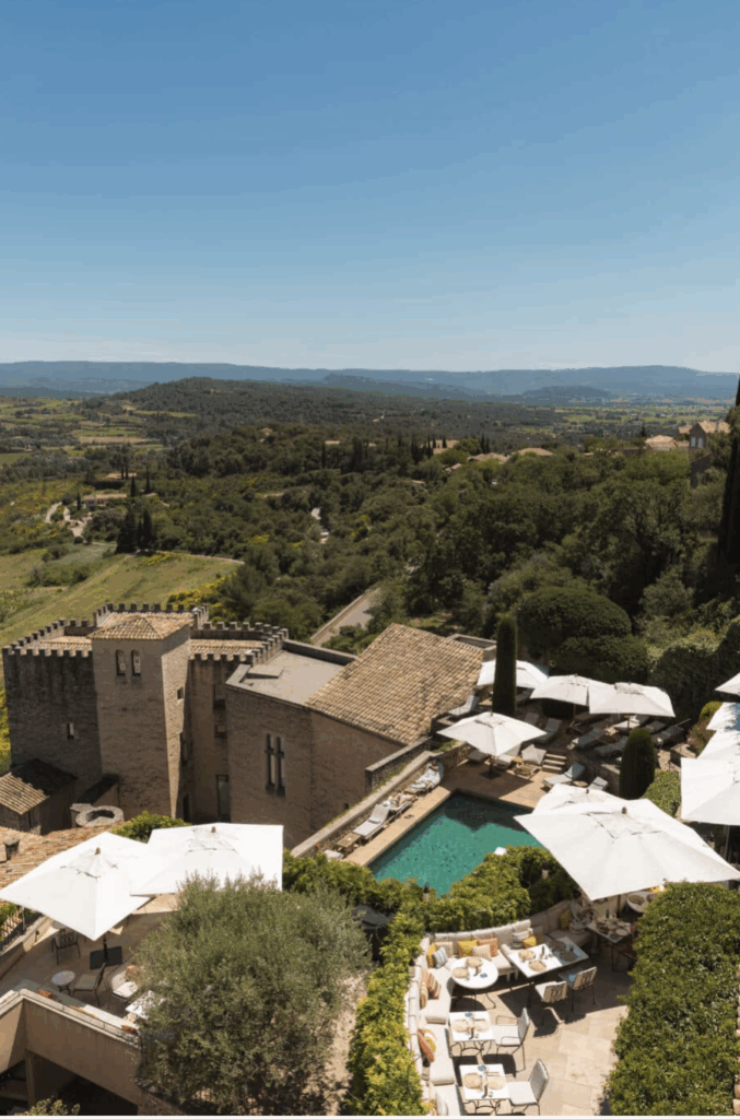 vue de haut de l'hôtel, paysage, piscine, bâtiment en pierre