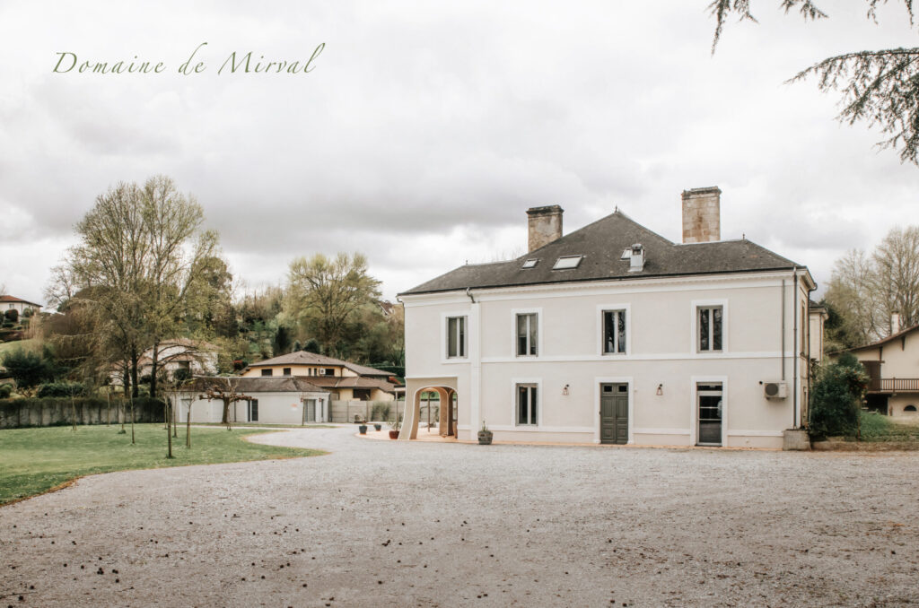 Domaine pierres apparentes espace vert logement