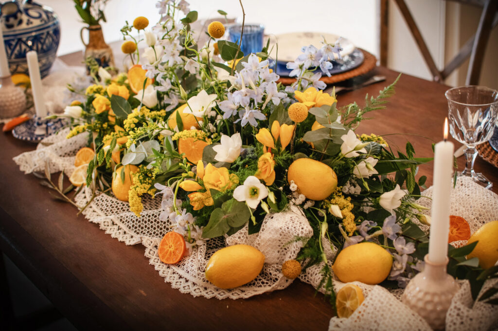 Table bois citron jaune bleu assiette vintage dolce vita