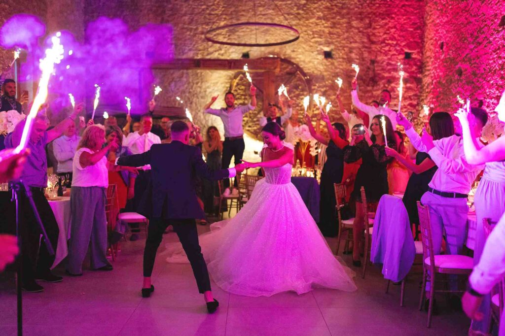 mariés danse festives éclairages tamisé et feu de bengale