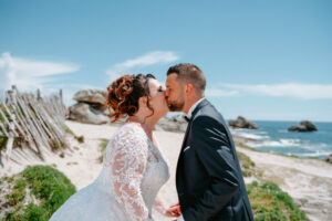 séance couple, séance couple sur la plage, mariage en bord de mer, Bretagne, Finistère, D Day Bretagne, bzh, bisou, mariés