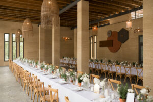 mariage, dîner, salle de réception, table, décoration, suspensions, blanc, bois, table