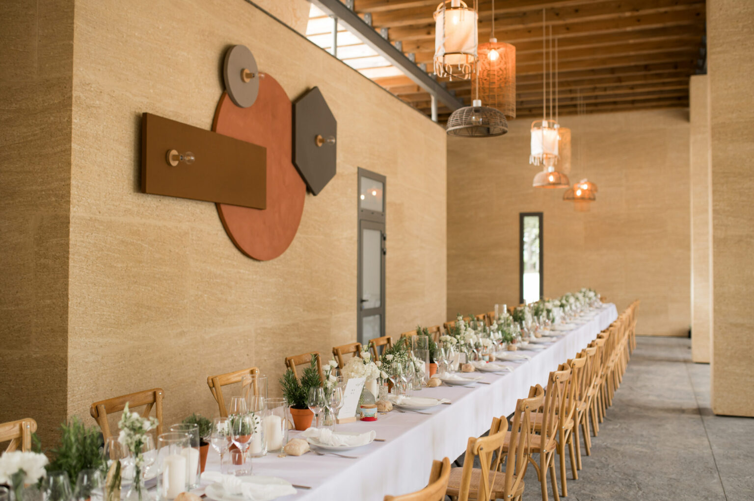 mariage, dîner, salle de réception, table, décoration, suspensions, blanc, bois, table