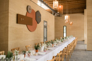 mariage, dîner, salle de réception, table, décoration, suspensions, blanc, bois, table