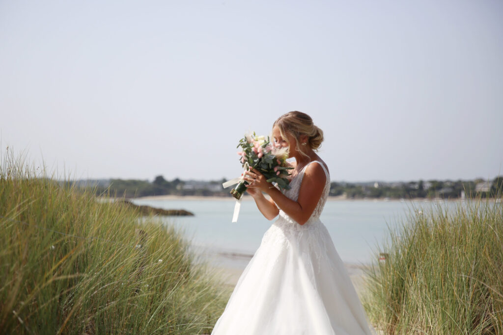 marié, bouquet, bouquet de mariée, mariée et son bouquet, plage, Bretagne, Finistère, bzh, mariage à la plage, séance photo, D Day bretagne