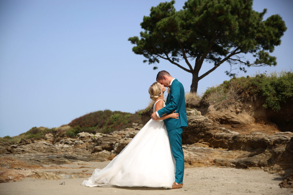 séance couple jour J, séance photo, séance photo mariage, bisou mariés, agence , plage, bord de mer, elopement