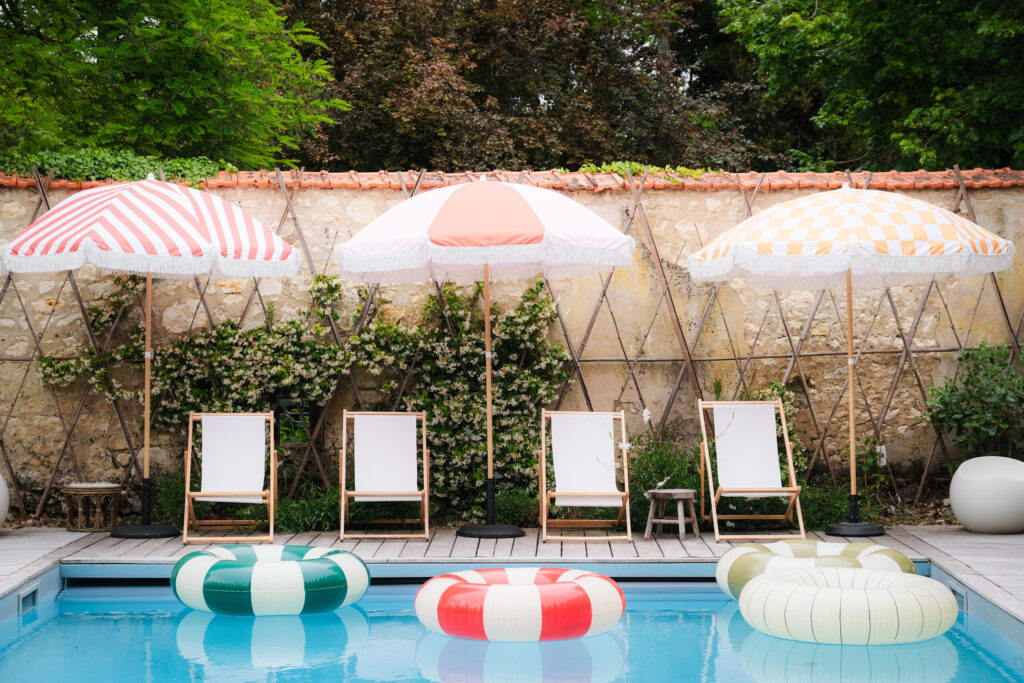 villa nymphéa, la rochelle, piscine, cocktail, parasol, bouées, bouée, transat, chaise longue,